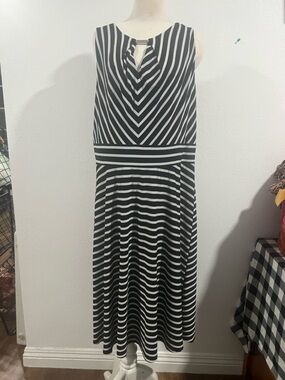SD Collection Black and White Striped Sleeveless Midi Dress